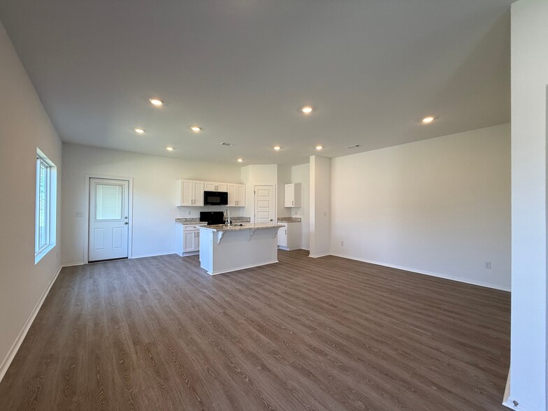 Building Photo - 6810 SW Dignity Ave