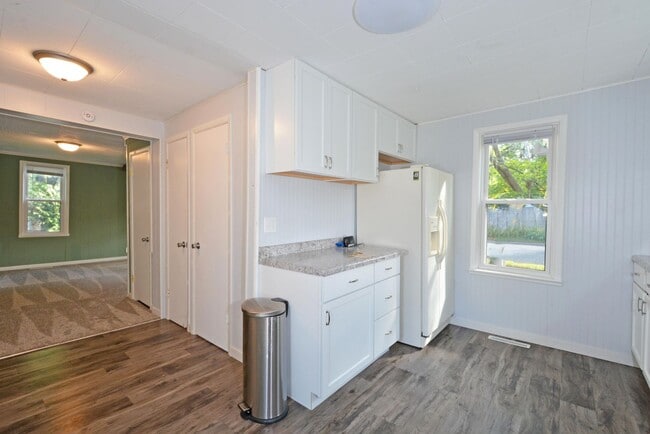 Building Photo - Beautiful 3-Bed 1.5-Bath Home in Forest La...
