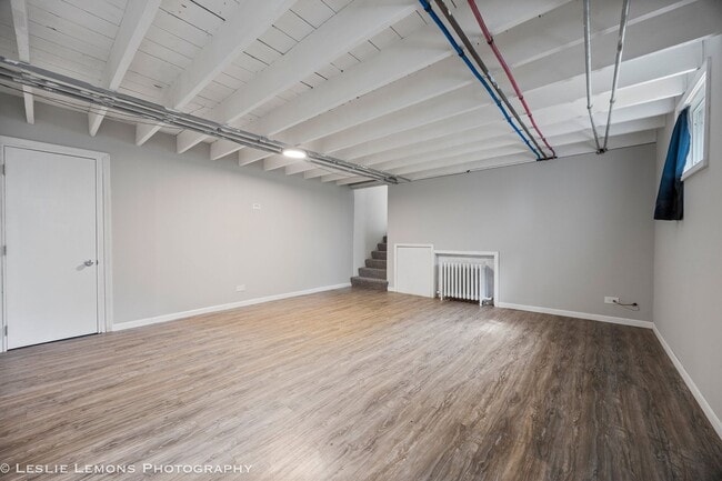 Building Photo - Great Location!