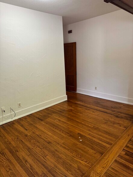 Building Photo - 2601 N Robinson Ave