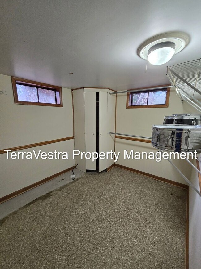 Building Photo - Available 1/2026! 6 Bedroom College Rental 2 Kitchens!!