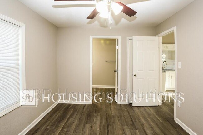 Building Photo - 1401 S Hedges Ave