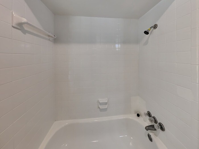 Building Photo - 7726-7712 12 Fairway Ln