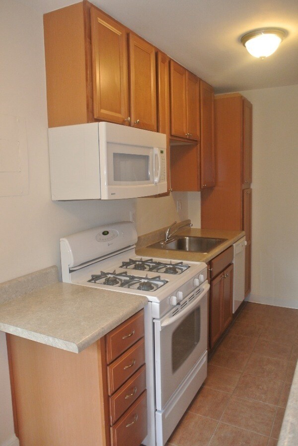 Building Photo - Downtown/Logan Circle Studio Apartment! In...