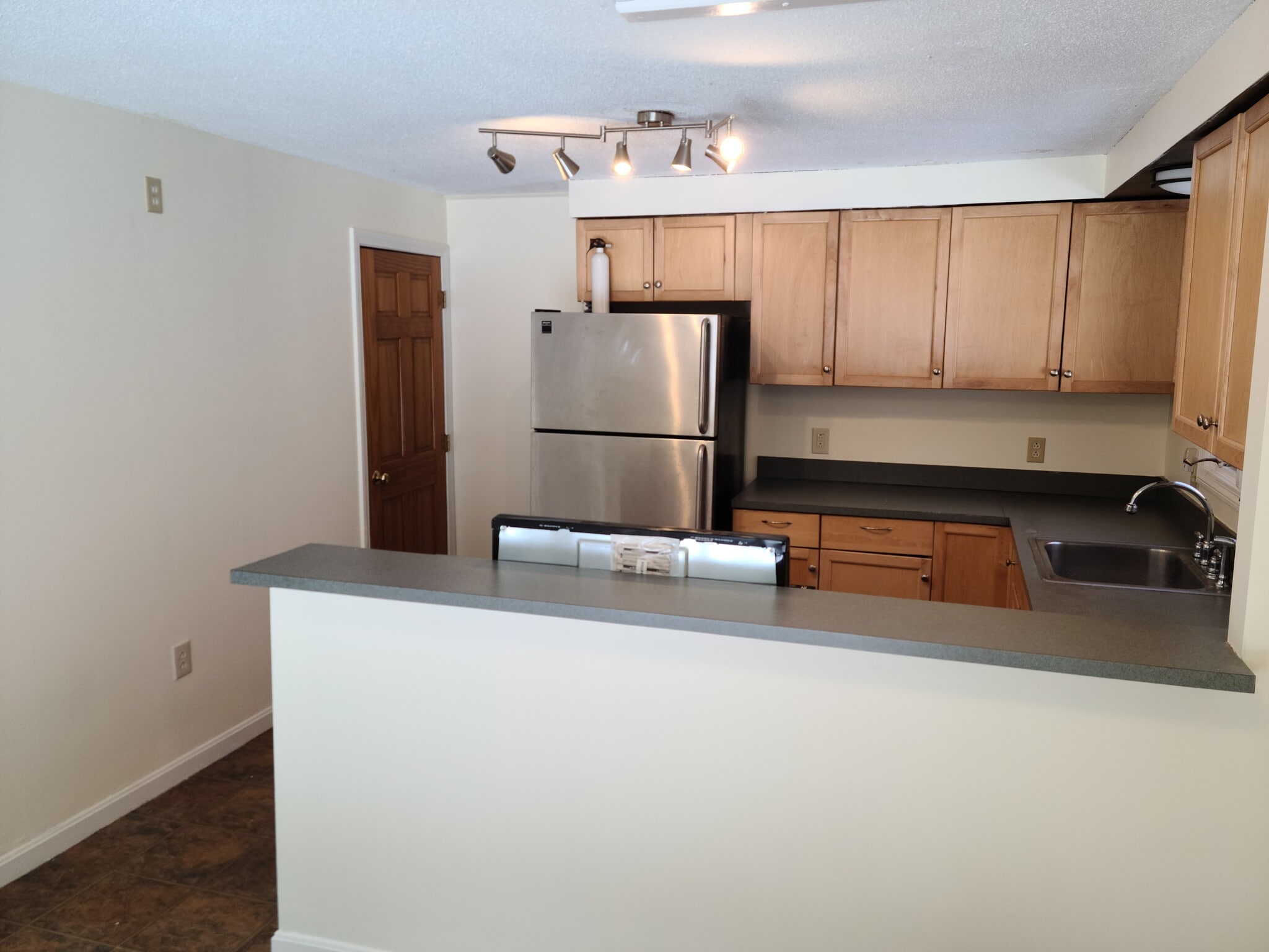 Building Photo - 80 Desert Rd