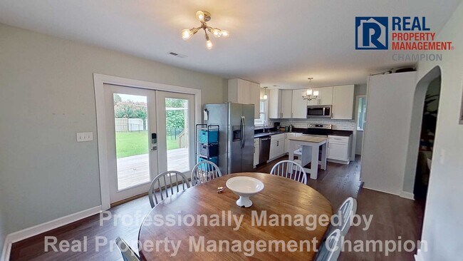Building Photo - Furnished and Updated 4 BD/2.5 BA Home wit...