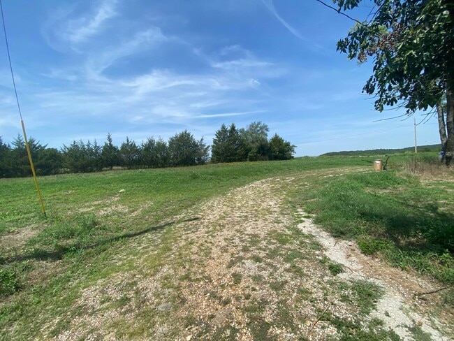 Building Photo - Country living, 15 min North of Springfiel...