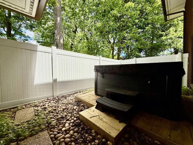 Building Photo - 527 Valewood Ln