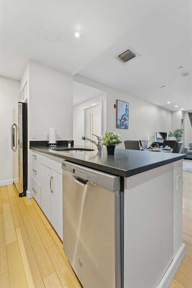 Building Photo - 601 Albany St