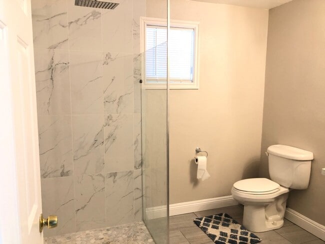 Building Photo - 4 BEDROOM / 2 BATH SINGLE FAMILY HOME W/ CASITA