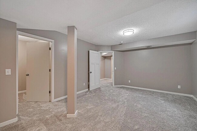 Building Photo - Spacious 4-Bed 4-Bath Home in Buffalo - Available 7/1!