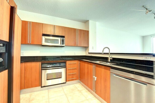 Building Photo - 1551 N Flagler Dr