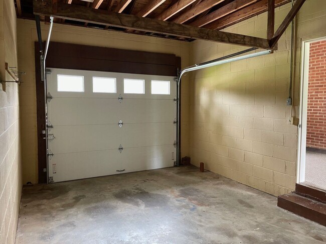 Building Photo - Beautiful 2 Bed, 1 Bath Brick Home in coun...