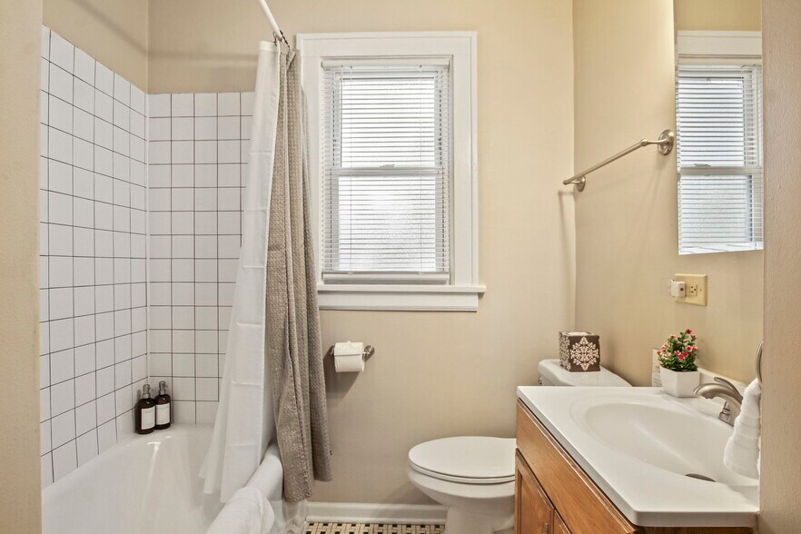 Building Photo - 1402 N Jackson St