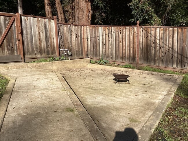 Building Photo - Desirable Soquel Location