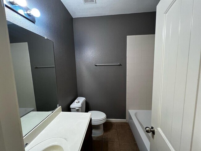 Building Photo - 23706 Red Glade Ct