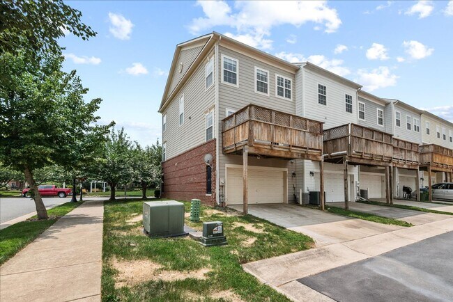 Building Photo - Modern Comfort Meets Convenience, Close to...
