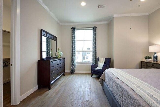 Building Photo - 5839 E Post Oak Ln