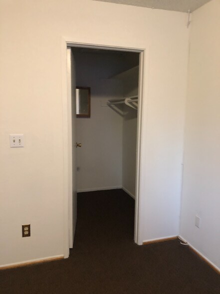 Building Photo - 1006 W Calle Del Sol