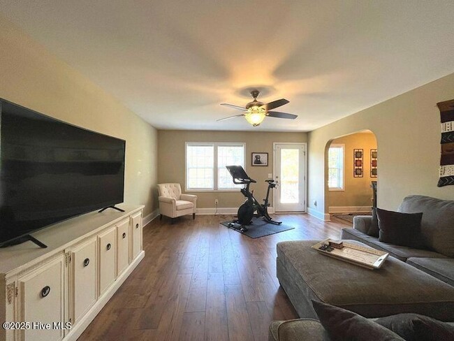 Building Photo - 225 Savannah Garden Dr