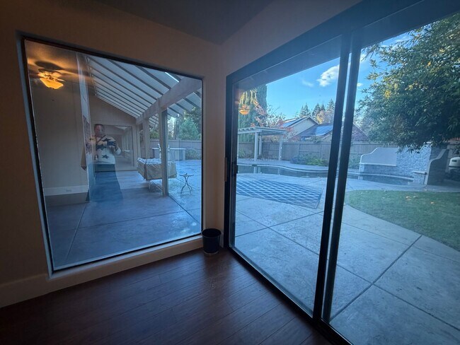 Building Photo - Gorgeous 3-Bedroom House in Gold River with pool