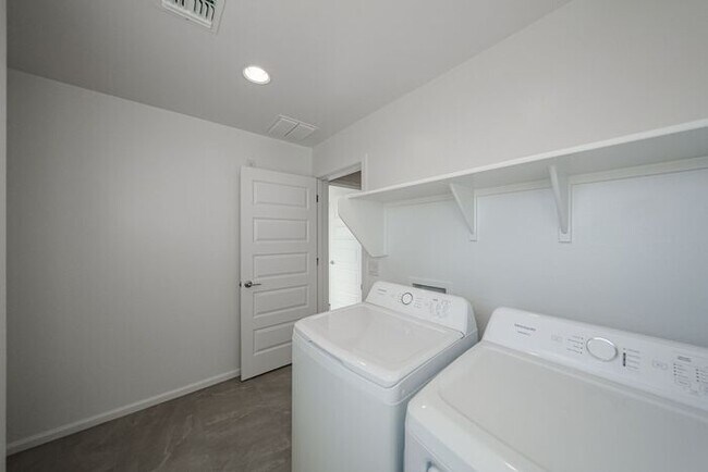 Building Photo - NEW 5 BEDROOM 3 BATHROOM HOME AVILABLE FOR RENT!