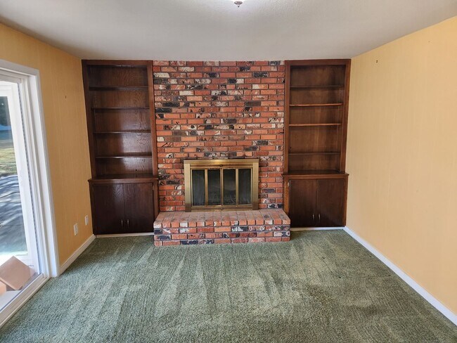 Building Photo - Large 3 bedroom home!