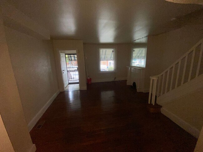 Building Photo - 3 Bedroom w/ Skylight and Stainless Steel