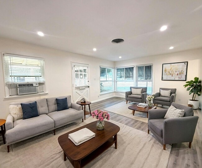 Building Photo - 504 N Hollywood Way