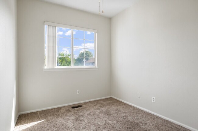 Building Photo - Bright End-Unit Townhome with 3 Beds, 2.5 ...