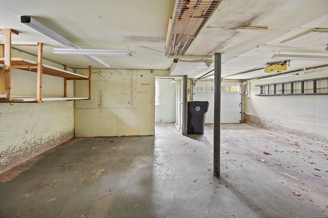 Building Photo - 1325 Avon Blvd