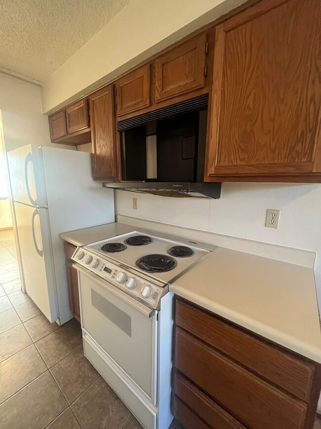 Building Photo - Townhouse with Garage!