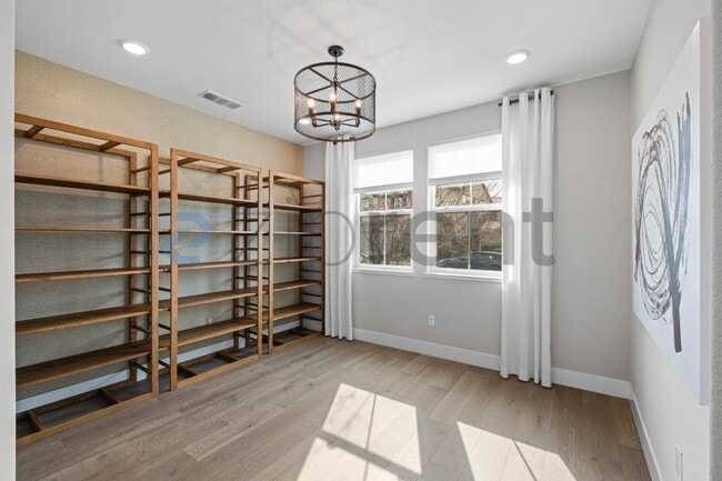 Building Photo - 285 Bear Creek Dr