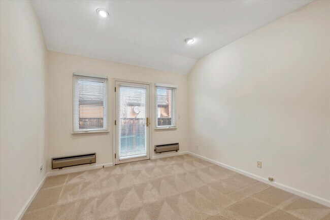 Building Photo - 954 Russell Ave