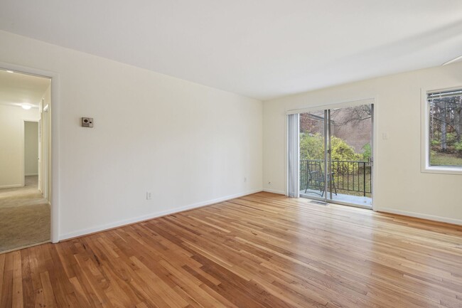 Building Photo - Spacious Walk Up in Parkside N. Bethesda I...