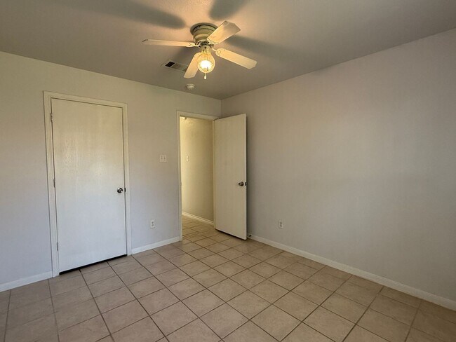 Building Photo - 1820 Fleetwood Dr
