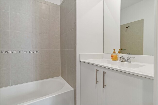 Building Photo - 760 SE 13th Ct