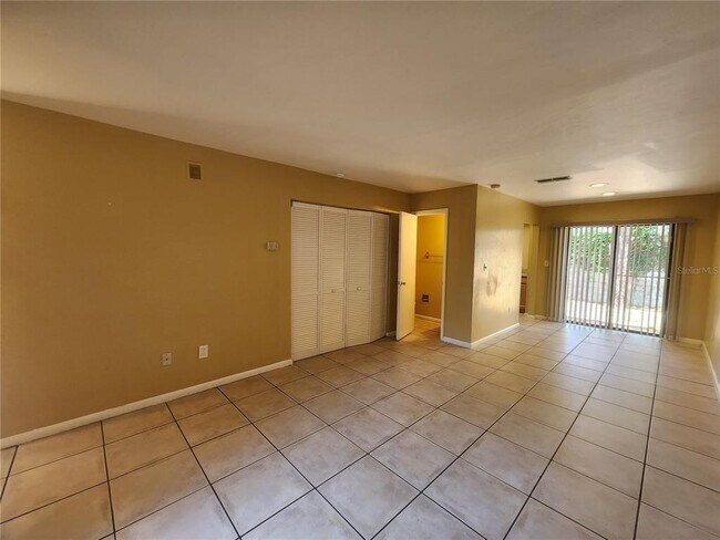 Building Photo - 702 SW 70th Terrace
