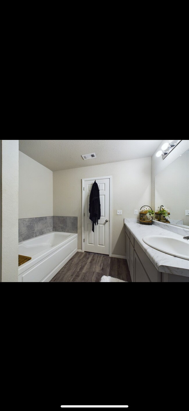 Building Photo - 901 Belhaven Rd