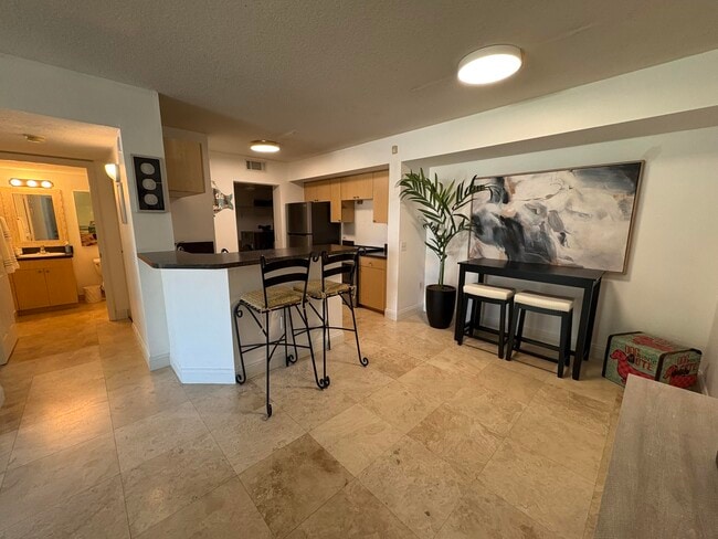 Building Photo - 1205 Villa Cir