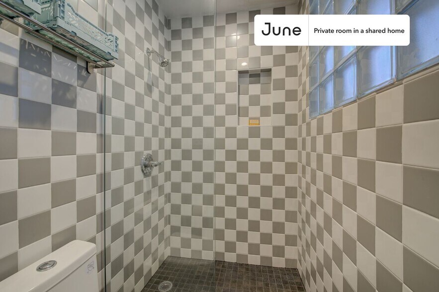 Building Photo - Room in Shared 3.0 bed/3 bath home