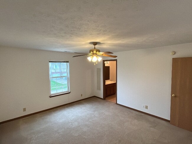 Building Photo - Large townhouse with 3 Bedrooms, 3.5 Bath,...