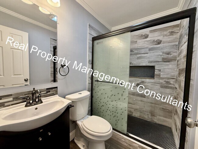 Building Photo - Updated 4 Bedroom, 2 Bath Home with Spacio...