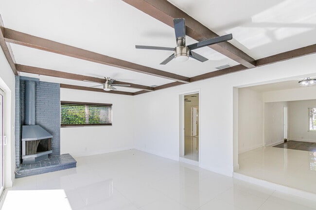 Building Photo - 2810 NE 60th St