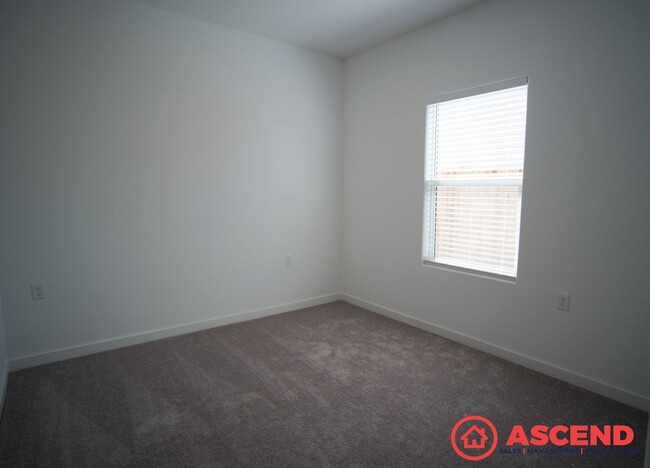 Building Photo - Stunning 3 Bedroom Home Near Liberty Highs...