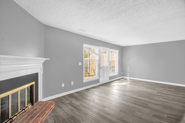 Building Photo - Stunning 3 bedroom, 2 1/2 bathroom End Tow...