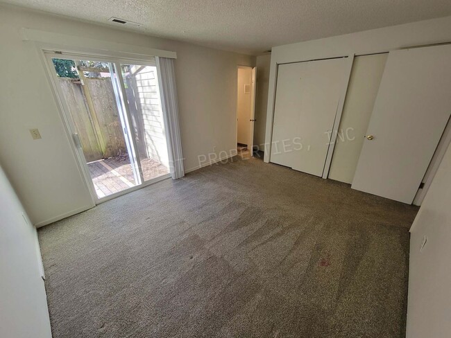 Building Photo - *1/2 OFF 1ST MONTH'S RENT PROMO* 3 BR Townhome- Wonderful Privacy Deck in Beaverton with 1 Car Ga...