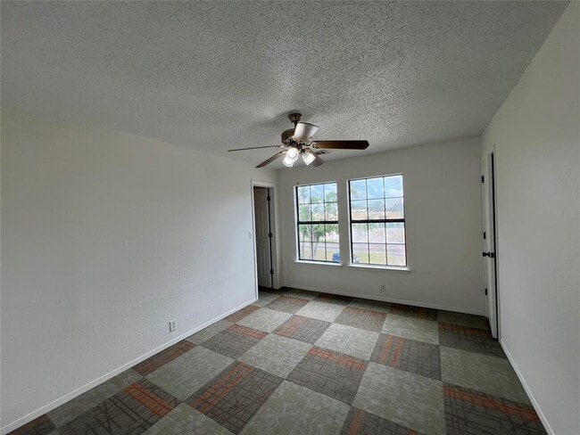 Building Photo - 107 E Moerbe