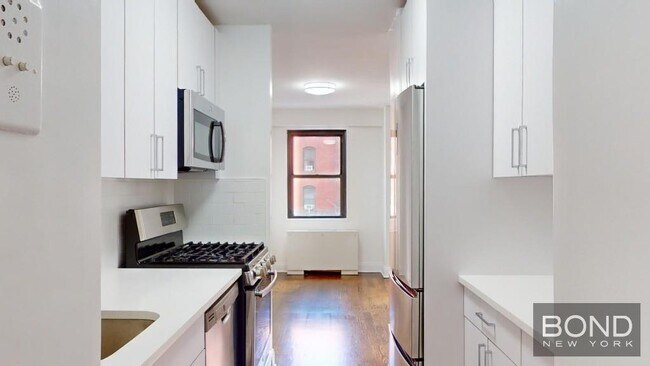 Building Photo - 401 E 88th St
