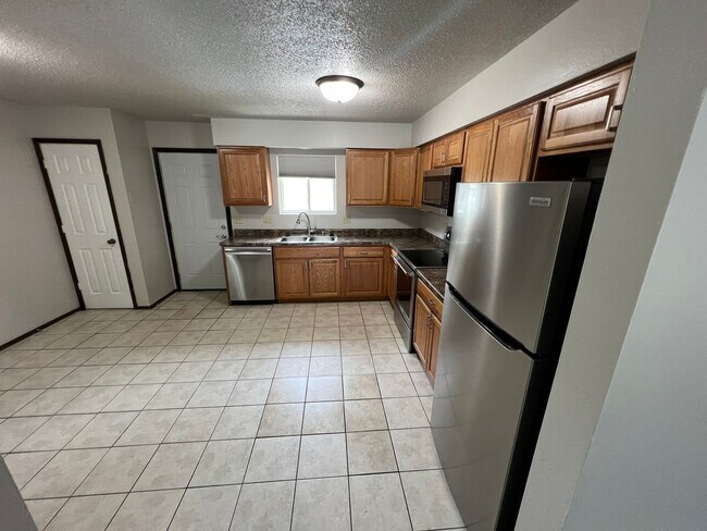 Building Photo - 3 bedroom apartment-NW Ames close to Sawyer Elementary-no pet fees